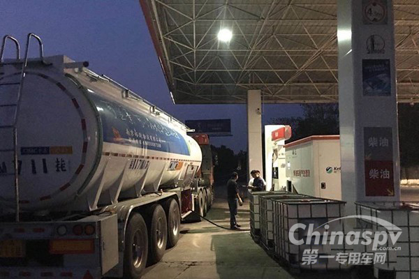 中国第一辆车用尿素运输罐车投入使用
