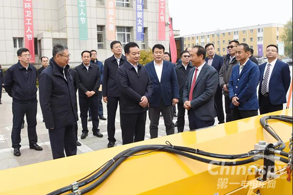 一汽解放陪长春市环卫工人过节