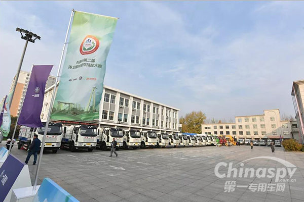 一汽解放陪长春市环卫工人过节