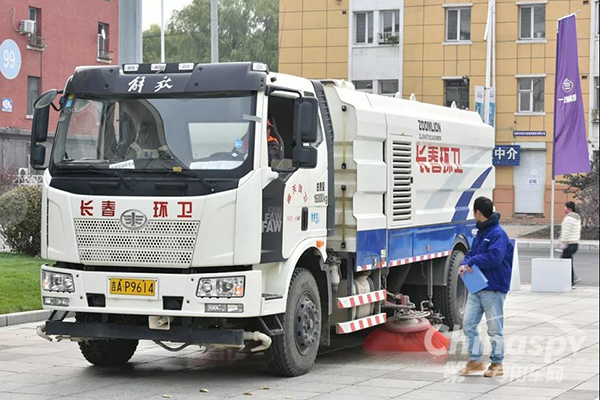 一汽解放陪长春市环卫工人过节