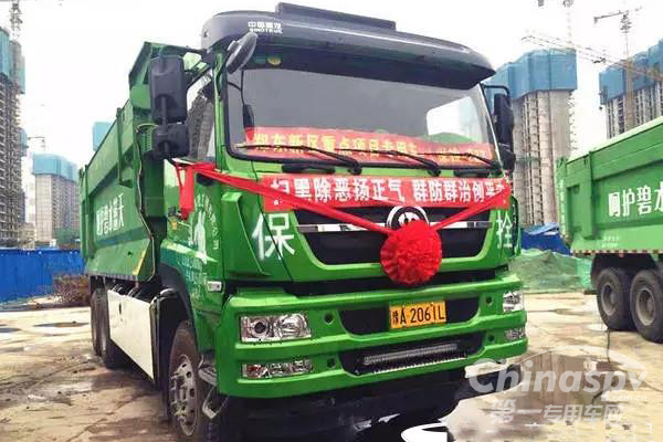 斯太尔LNG智能渣土车首批15辆交付