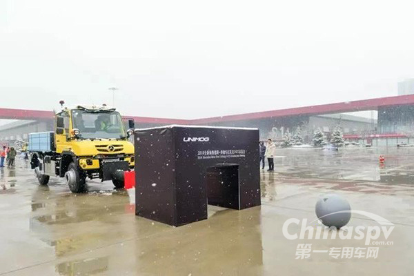 奔驰“大玩具”乌尼莫克U423青岛亮相