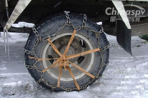 冬季雪天行车 如何防止卡车打滑呢?