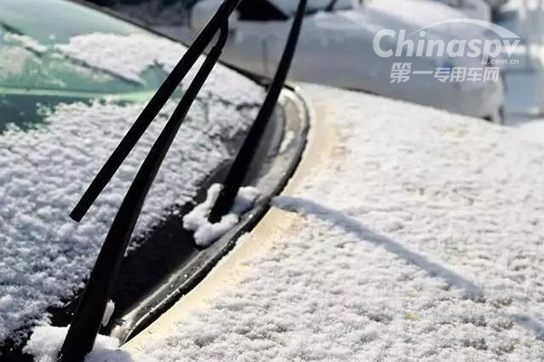 车窗结冰怎么办？冬季须知的几个小窍门！