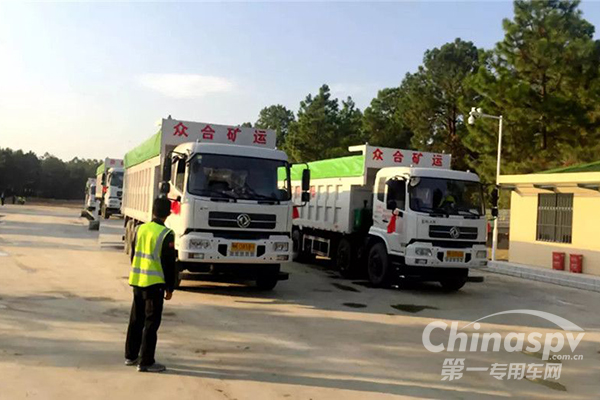 50台东风公路标载车辆进入孝感市场