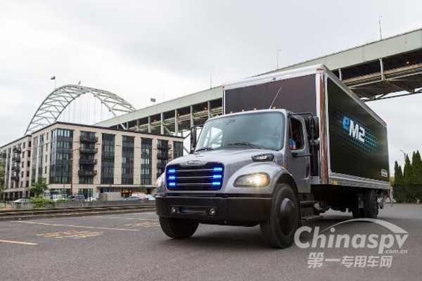戴姆勒在美国交付首辆中型纯电动货车