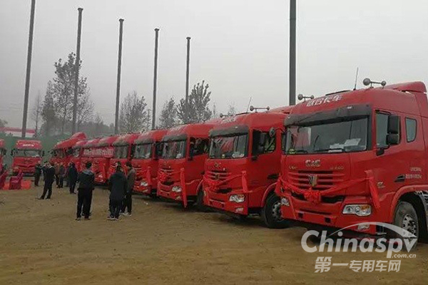 联合卡车22台LNG牵引车交付绵阳客户