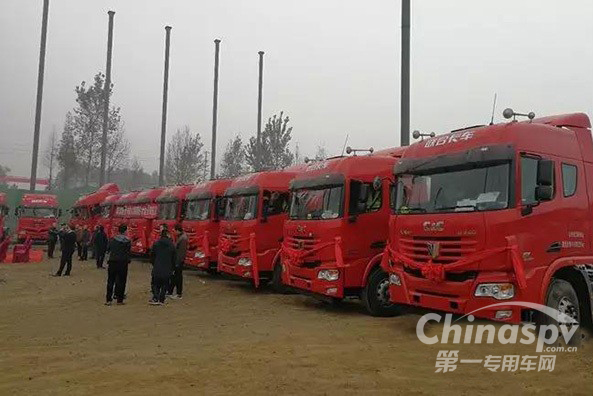 联合卡车22台LNG牵引车交付绵阳客户