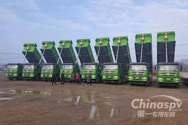 20辆重汽斯太尔智能渣土车交付江苏海门码头