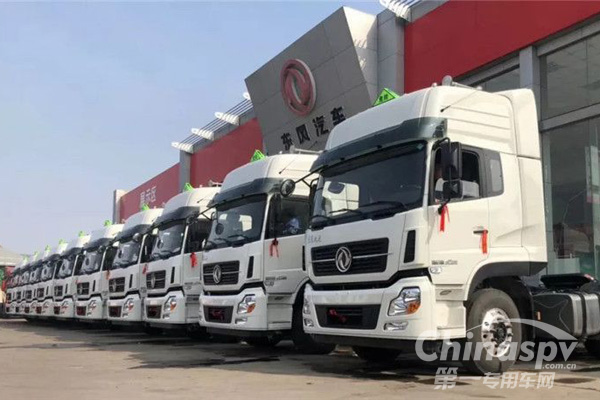 10辆东风天龙危化品运输车交付山东客户