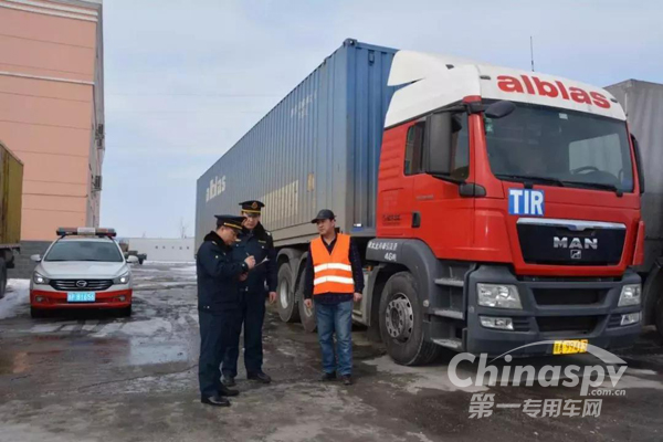 中国货车牵引欧洲挂车亮相新疆