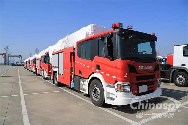 国内首批新恐龙28米登高消防车到港