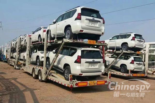 中集东岳中置轴轿运车安全运营在世界屋脊