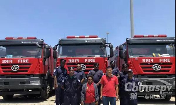 中国消防车助阵多米尼加国庆阅兵仪式