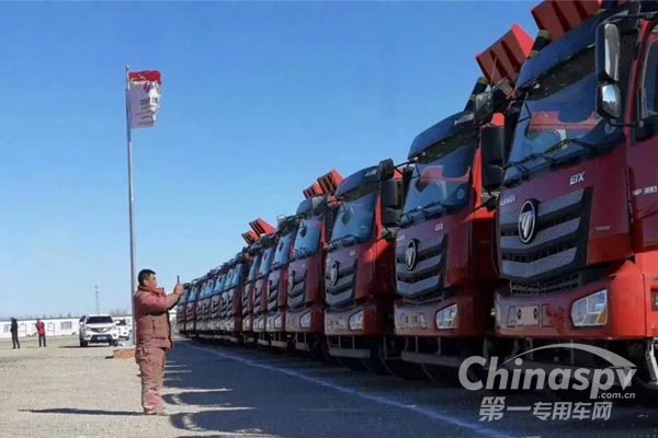 100台福田欧曼自卸车交付内蒙古矿区