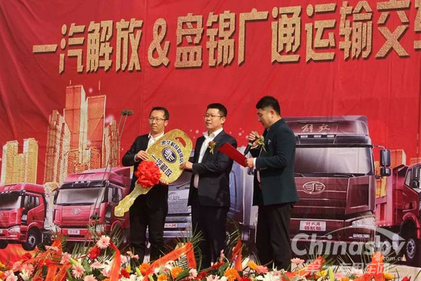 一汽解放100辆J6P危化品牵引车交付