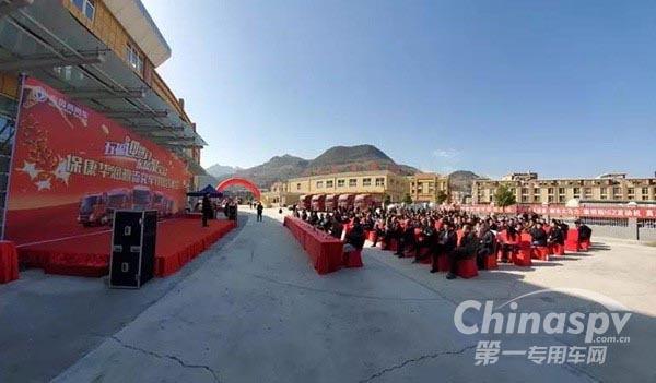 东风被“中部磷都”用户“一套三连”带走45辆牵引车