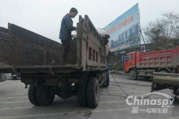 新疆：货车改型超核定重量三倍 集中治理货车改型