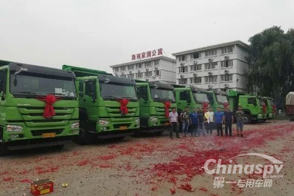 百余辆中国重汽豪沃渣土车交付无锡