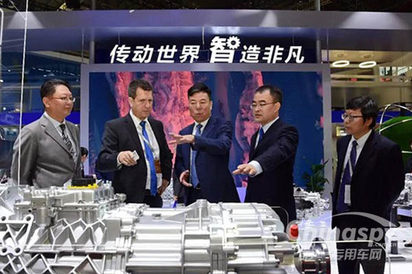 严鉴铂：科技创新结硕果 惟精惟一再启航