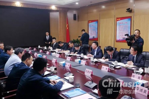法士特董事长严鉴铂率队赴中国重汽交流访问