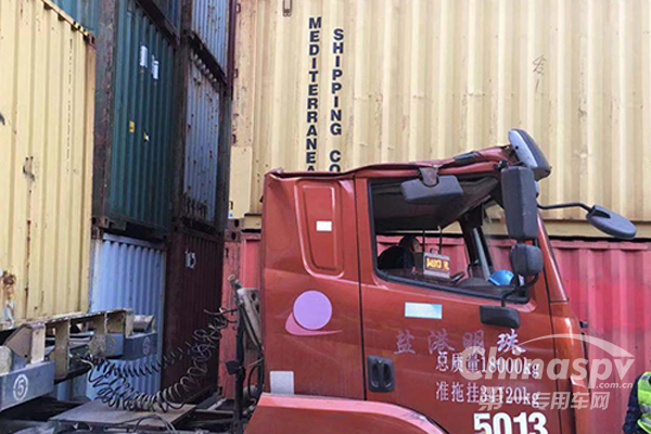 集装箱下惊魂：“中集联合卡车救我一命！”
