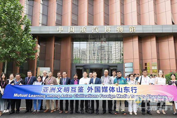 感受中国制造的魅力 外国媒体走进中国重汽