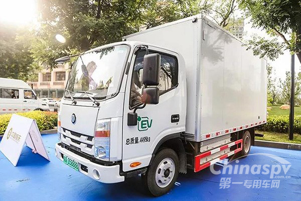恒天新楚风惊艳亮相新能源汽车大会