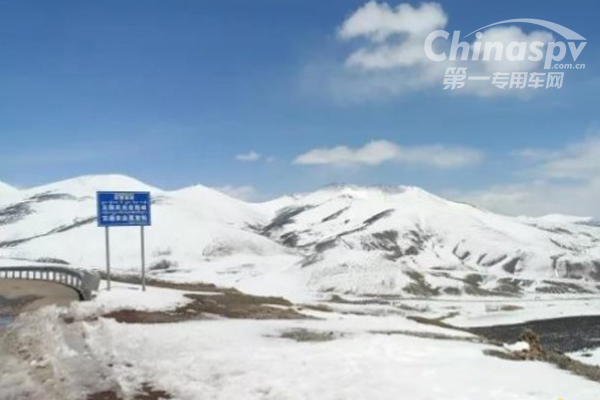 在海拔4600米工作的为客户服务的上柴人