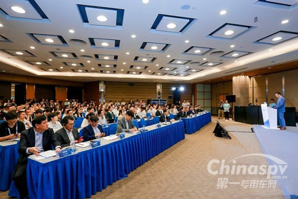 万钢：推动燃料电池汽车产业化 不会对传统燃油汽车“一刀切”