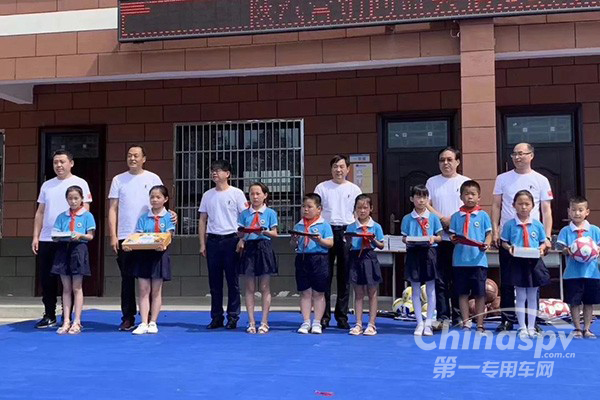 陕汽重卡陕西区域营销同盟走进杜家堡小学
