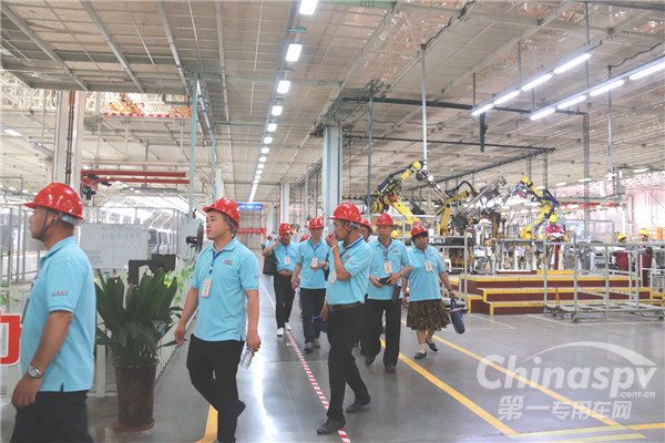 江淮轻卡用户走进新港生产基地