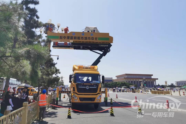 东风底盘“华灯车”助力北京市政建设