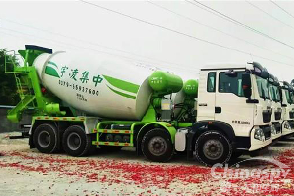 26辆中集凌宇搅拌车交付广东