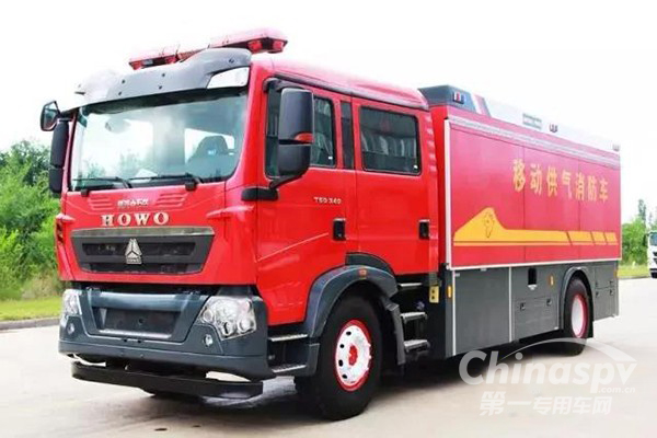 中国重汽消防车与“最美逆行者”同行