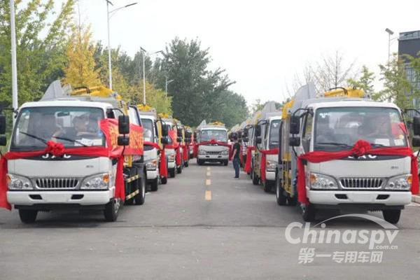 24台侧装压缩式垃圾车正式交付巴东