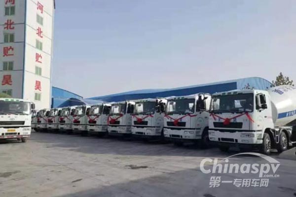 华菱星马轻量化搅拌车再次交付河北客户