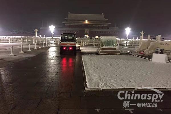 首都第一场雪 北京环卫集团专用车助力除雪显神功