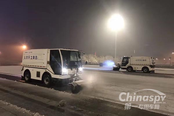 首都第一场雪 北京环卫集团专用车助力除雪显神功