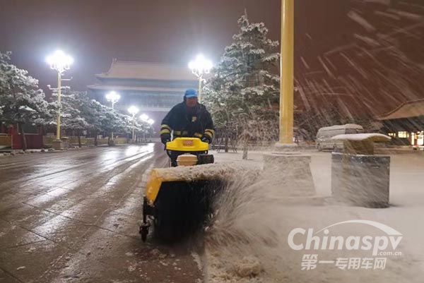 首都第一场雪 北京环卫集团专用车助力除雪显神功