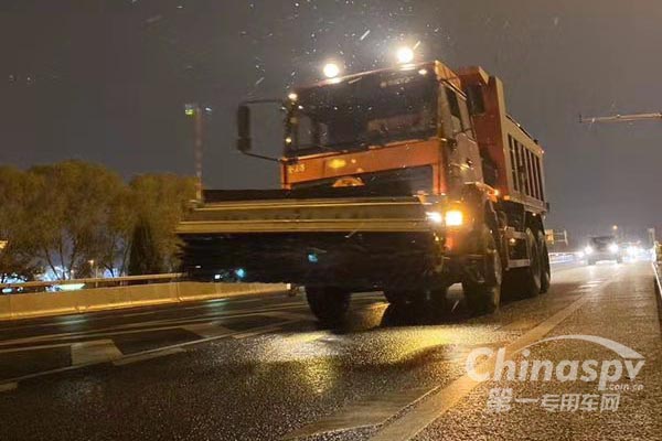 首都第一场雪 北京环卫集团专用车助力除雪显神功