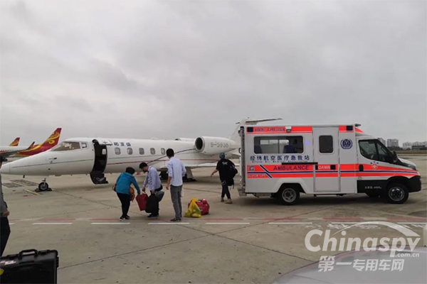 进口依维柯改装救护车安全转运脑梗老人返京