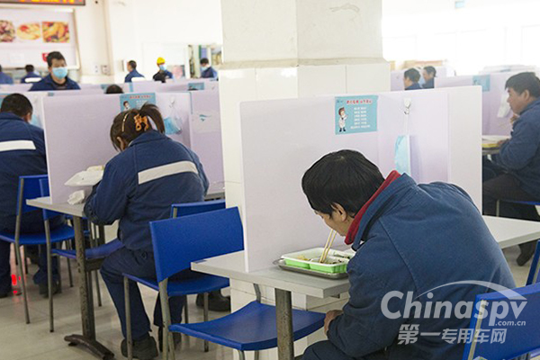 “高考式”吃饭、机器人助攻 上汽红岩硬核复工