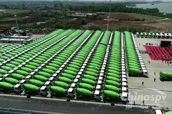 华菱星马300台法规轻量化搅拌车交付