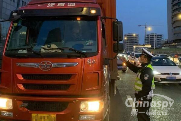 上海严查货车超高，已查获各类交通违法行为1374起