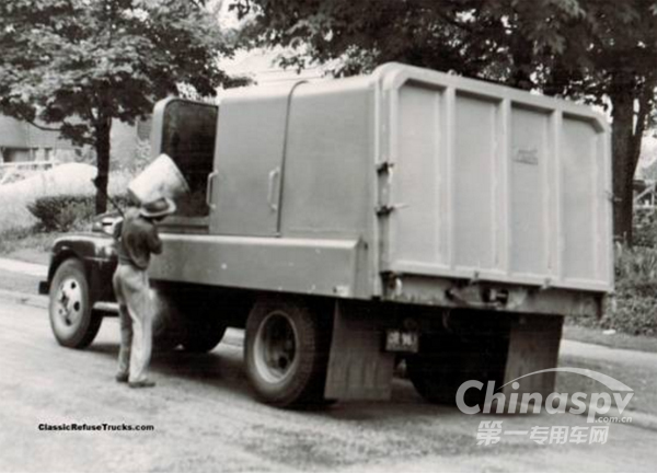 侧装卸式垃圾车