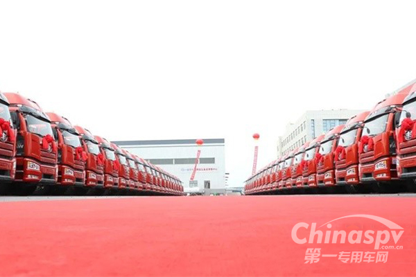首批百辆一汽解放沥青危化品牵引车全国交车