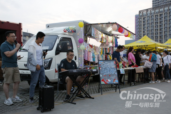 飞碟汽车地摊文化搞起，尽显品牌激情