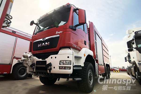 上装齐格勒 底盘540马力曼恩TGS 6X6 这款机场消防车够抢眼!