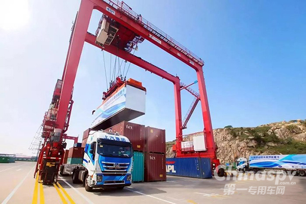 当上汽红岩遇到北斗卫星导航 港口装卸箱的作业效率大幅提升